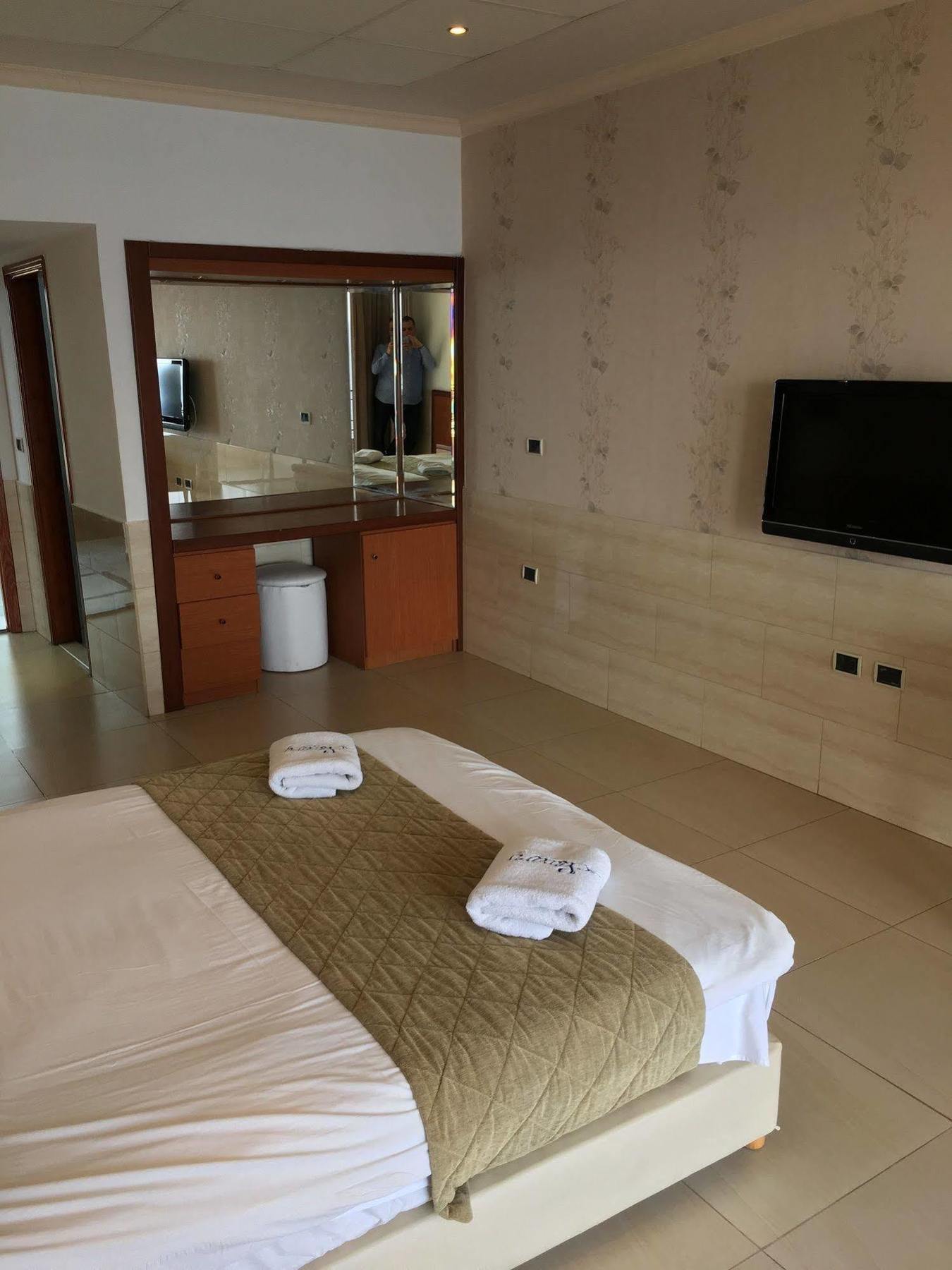 Sawary Beach Hotel Batroûn Eksteriør bilde