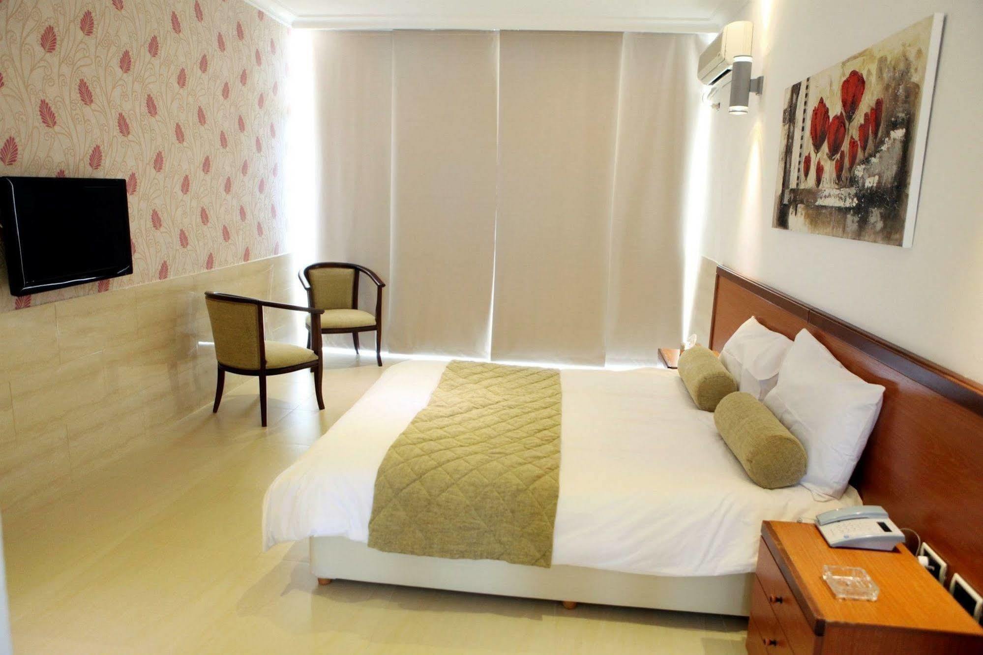 Sawary Beach Hotel Batroûn Eksteriør bilde